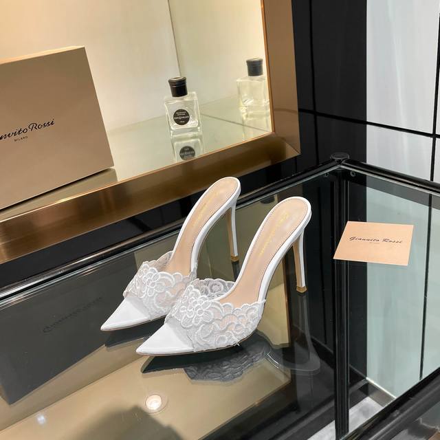 Gianvito Rossi 2024 经典款尖头电绣高跟鞋，它的出现就像夜空中最璀璨的星辰。经典的款式，永恒的魅力，电绣的图案更是为其增添了梦幻的色彩。每一步